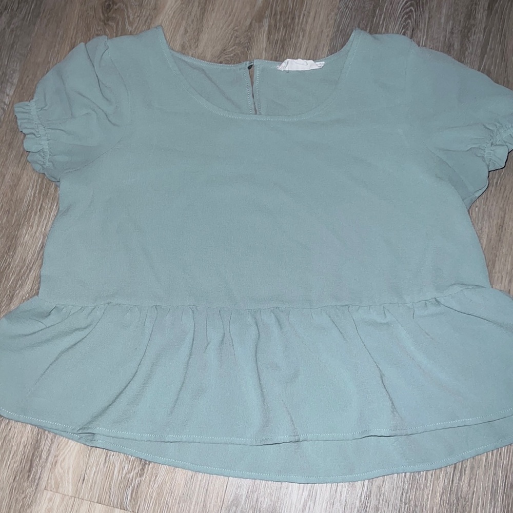 Short sleeve blouse, peplum detail at the bottom, size large